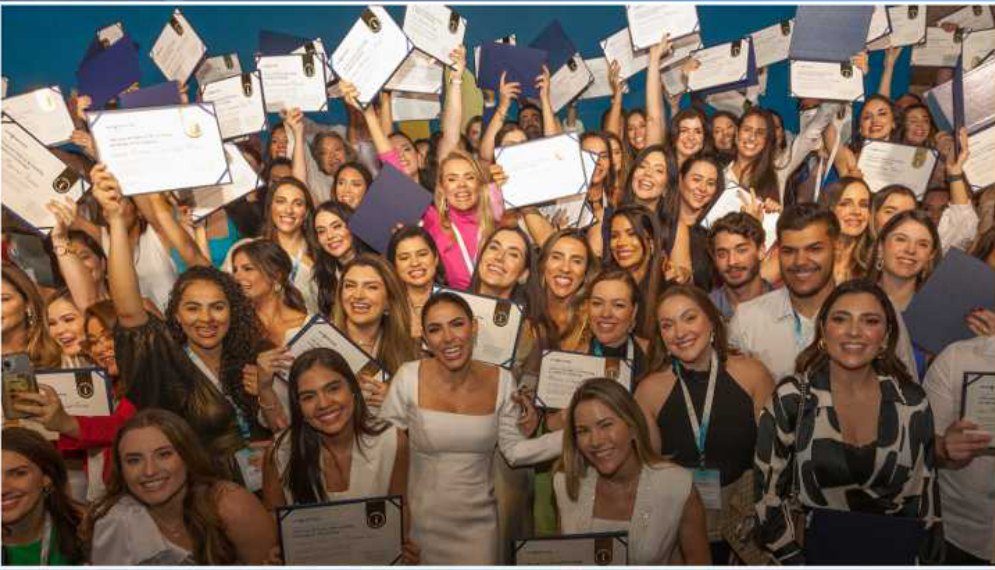 Médicos celebrando a formatura com seus certificados
