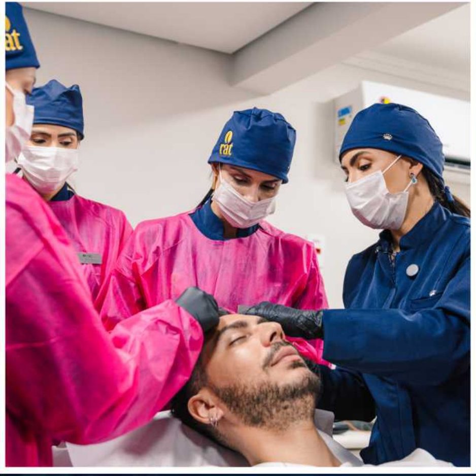 Médicas do RAT realizando avaliação capilar em paciente